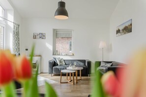 Een televisie en een tafeltennistafel