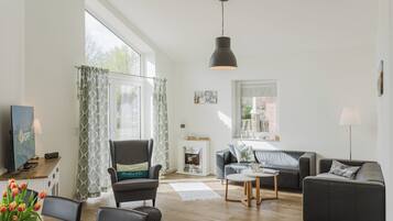 Fernseher, Tischtennisplatte