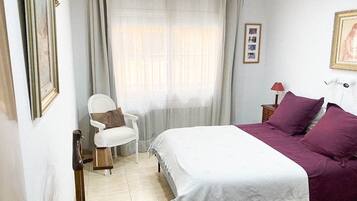 3 slaapkamers, een strijkplank/strijkijzer, beddengoed