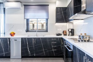 Køleskab, ovn, opvaskemaskine, kaffe-/temaskine