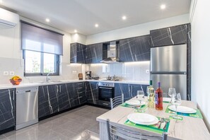 Refrigerador, horno, lavavajillas y cafetera y tetera 