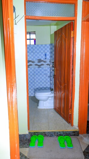 Slippers, towels, soap, toilet paper - Zedek Suites (Nairobi)