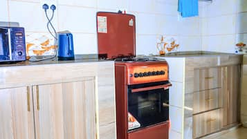 大型雪櫃/冰箱、微波爐、爐具、廚房用具/餐具/器皿