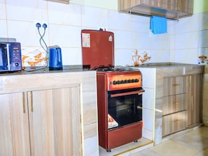 Full-size fridge, microwave, stovetop, cookware/dishes/utensils