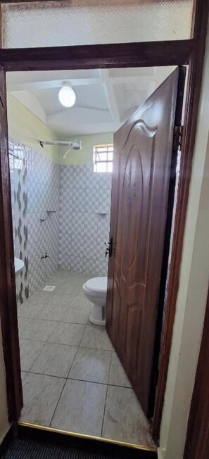 Slippers, towels, soap, toilet paper - Zedek Suites (Nairobi)