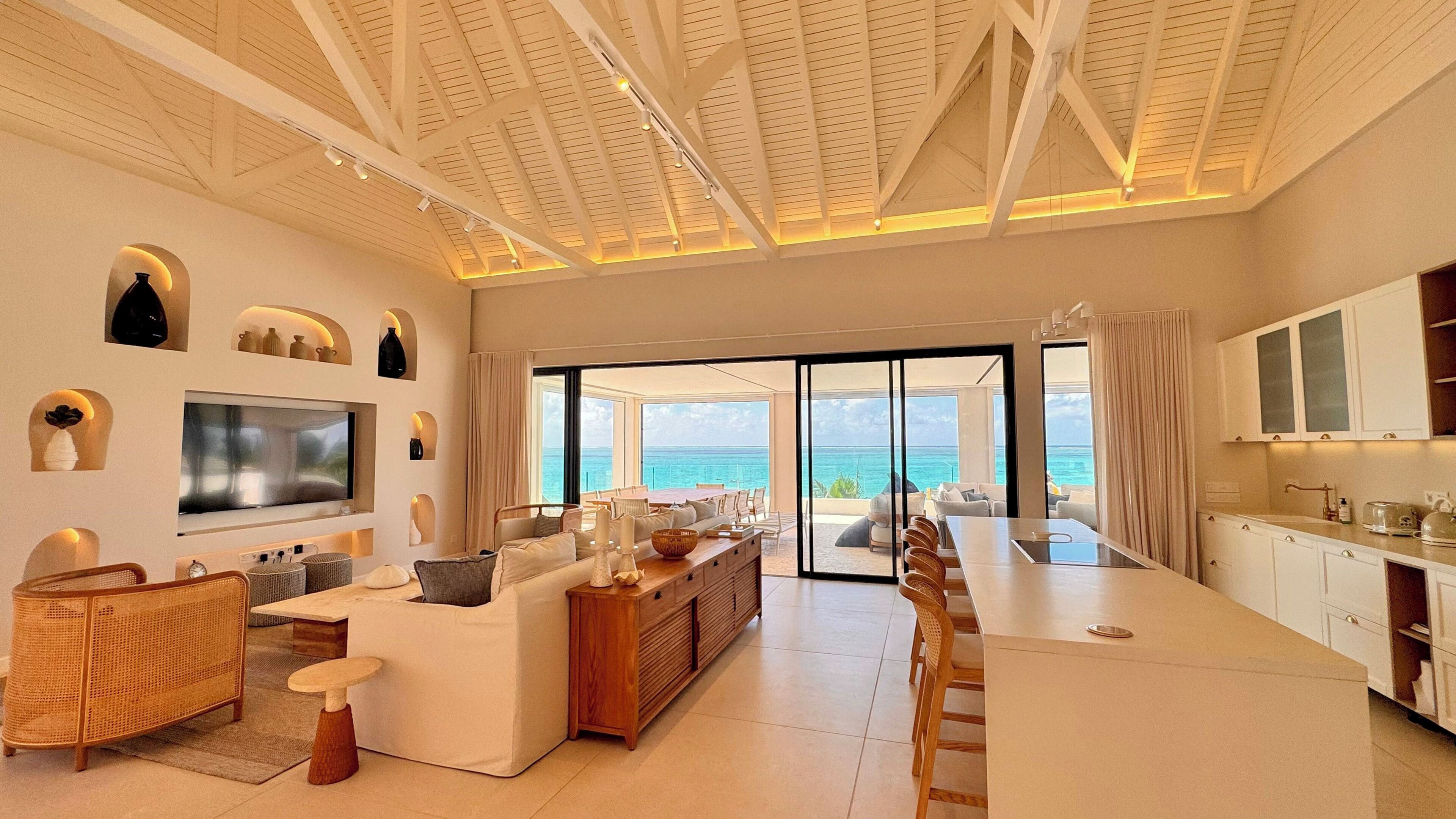 Penthouse de lujo | Sala de estar | Smart TV de 52 cm con canales vía satélite 