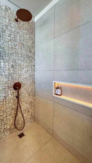 Luxury Penthouse | Bathroom | Shower, free toiletries, hair dryer, towels - Dalblair by Horizon Holidays (Pointe D'esny)