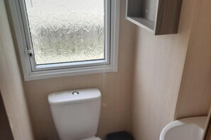 Cabin | Bathroom | Shower, hair dryer, towels - 3 Bed-sleeps 6-pet Friendly-5 Min to Beach (Mablethorpe)