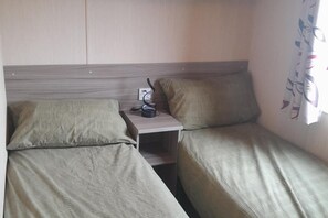 Cabin | 3 bedrooms, iron/ironing board, free WiFi, bed sheets - 3 Bed-sleeps 6-pet Friendly-5 Min to Beach (Mablethorpe)