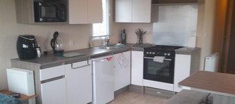 3 Bed-sleeps 6-pet Friendly-5 Min to Beach