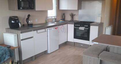 3 Bed-sleeps 6-pet Friendly-5 Min to Beach