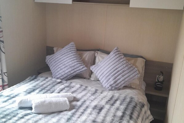 Cabin | 3 bedrooms, iron/ironing board, free WiFi, bed sheets - 3 Bed-sleeps 6-pet Friendly-5 Min to Beach (Mablethorpe)