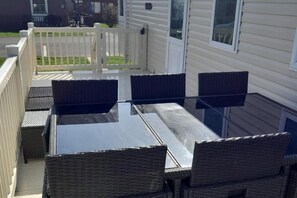 Cabin | Outdoor dining - 3 Bed-sleeps 6-pet Friendly-5 Min to Beach (Mablethorpe)