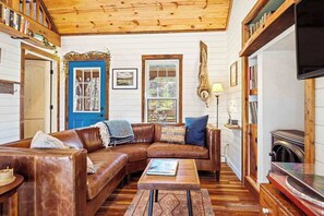 تلفزيون، مدفأة، مكتب