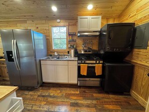 ثلاجة، موقد طهي مسطح، ماكينة لصنع القهوة/الشاي، مستلزمات طهي/أطباق/أوعية