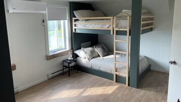 3 bedrooms, desk, iron/ironing board, travel crib