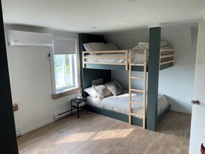 3 bedrooms, desk, iron/ironing board, travel cot - Chalet Vue sur l'Orignal magnificent mountain views 5 minutes from the slopes (Lac-Etchemin)