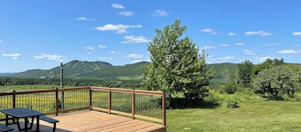 Chalet Vue sur l'Orignal magnificent mountain views 5 minutes from the slopes
