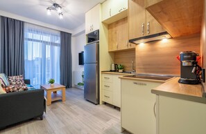 Fridge, microwave, stovetop, dishwasher