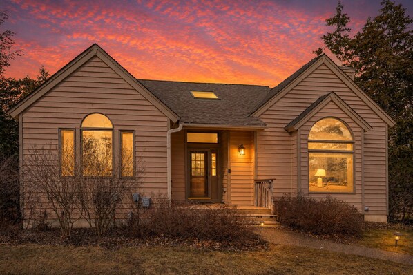 Exterior - Galena Retreat: Spacious, Modern 4BR*King Beds*Hot Tub*Pool Table*Amenity Access (Galena)