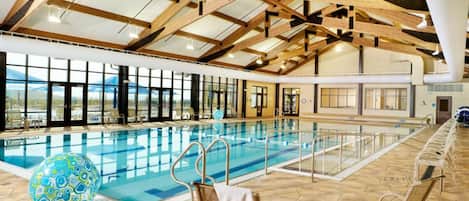 Una piscina techada, una piscina climatizada