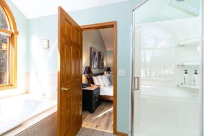 Shower, hair dryer, towels - Galena Retreat: Spacious, Modern 4BR*King Beds*Hot Tub*Pool Table*Amenity Access (Galena)