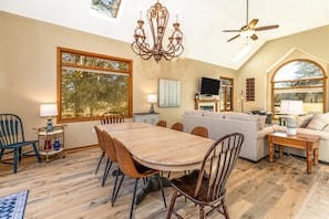 Smart TV, fireplace, printers - Arbor View | 4 Kings + Private Baths | Hot Tub · Fire Pit · Game Room (Galena)