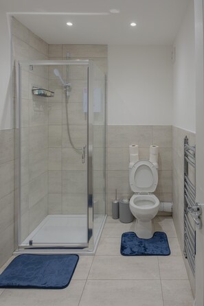 Dusj, håndklær og toalettpapir