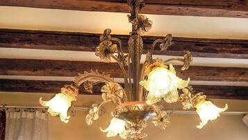 Un lampadario con diverse luci e un soffitto in legno.