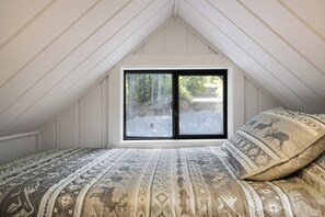 4 slaapkamers, een strijkplank/strijkijzer, reisbedje, gratis wifi