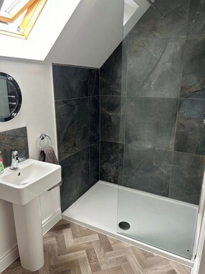 Dusche, Haartrockner, Handtücher, Toilettenpapier
