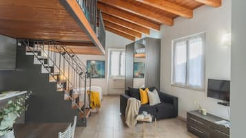 Stúdió, több ágy (2 Bedrooms) | Nappalirész | Síkképernyős tévé