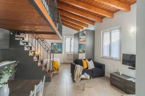 Studio, Multiple Beds (1 Bedroom) | Oppholdsområde | En 32-tommers Flatskjerm-TV med kabel-kanaler