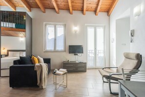 Studio, Multiple Beds (1 Bedroom) | Living area | 32-inch flat-screen TV with cable channels