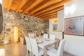 Lägenhet - 2 sovrum (2 Bedrooms) | Vardagsrum | 32-tums platt-tv med kabelkanaler
