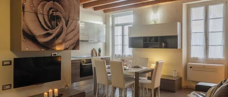 Apartemen, 2 kamar tidur (2 Bedrooms) | Area keluarga | Televisi layar datar 32-inci dengan saluran TV kabel