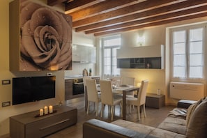 Lägenhet - 2 sovrum (2 Bedrooms) | Vardagsrum | 32-tums platt-tv med kabelkanaler