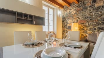 Apartamento, 2 habitaciones (2 Bedrooms) | Zona de estar | Televisión de pantalla plana de 32 pulgadas con canales por cable