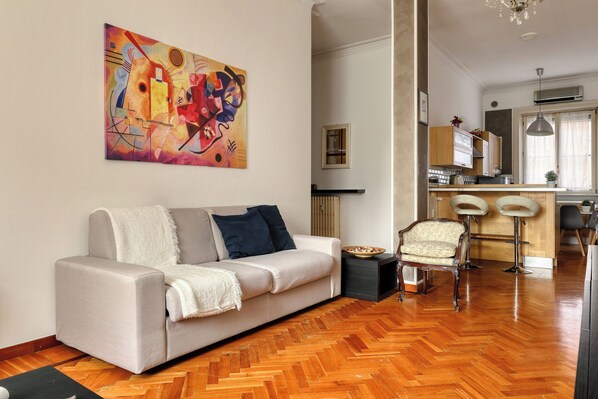 Apartamento, 1 cama doble con sofá cama, bañera | Zona de estar | Televisión de plasma de 43 pulgadas con canales digitales