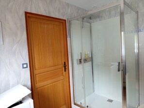 Shower, hair dryer, towels, soap - 3-star rated house (sleeps 4) with private spa and garden (Bouvigny-Boyeffles)