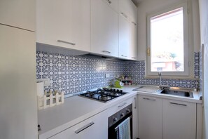 冷蔵庫、オーブン、コンロ、食器洗い機