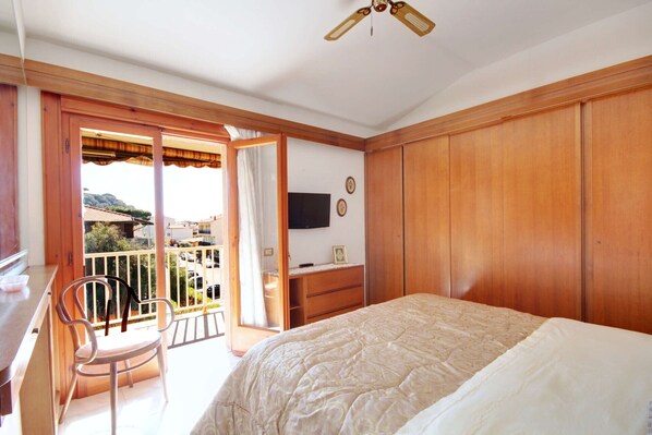 2 slaapkamers, een strijkplank/strijkijzer, beddengoed