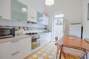 Geladeira, fogão, cooktop, talheres/pratos/utensílios de cozinha