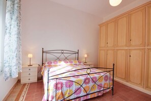 3 habitaciones, tabla de planchar con plancha y ropa de cama 