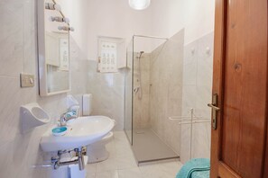Douche, sèche-cheveux, bidet, serviettes fournies