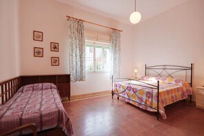 3 bedrooms, iron/ironing board, bed sheets