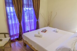 4 bedrooms, iron/ironing board, WiFi, bed sheets