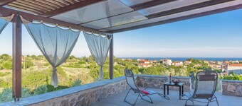 COMFORTABLE AND SUNNY VILLA WITH  A WONDERFUL VIEW.
