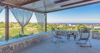 COMFORTABLE AND SUNNY VILLA WITH A WONDERFUL VIEW.