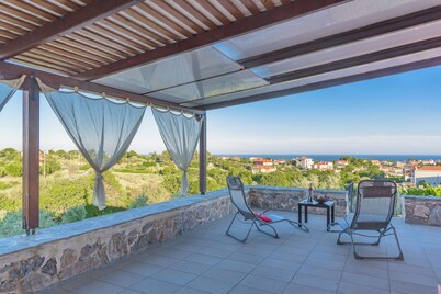 COMFORTABLE AND SUNNY VILLA WITH  A WONDERFUL VIEW.
